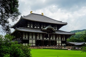 День 3. Экскурсия по Нара: буддийский храм Todai-ji и Большой Будда, парк Нара с ручными оленями, синтоистский храм Kasuga-taisha. Лицензия CC0 Creative Commons, автор daeron